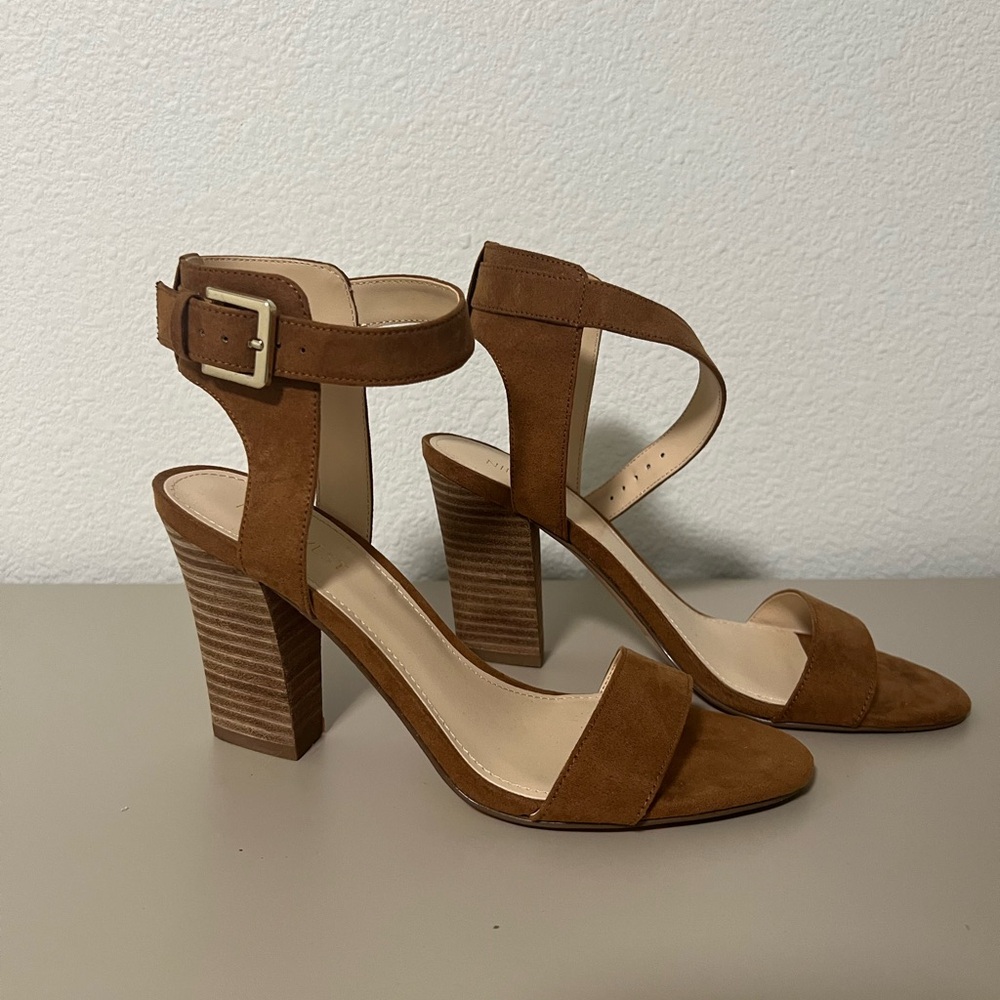 Brown suede sandals with thick heel
